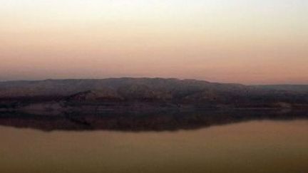 Le rivage jordanien de la mer Morte au crépuscule, vu de Metsukei Dragot en Israël (3-3-2007) (AFP - Marco Longari)