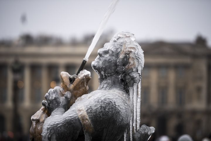 La fontaine des Mers place de la Concorde à Paris, le 1er janvier 2017. (LIONEL BONAVENTURE / AFP)