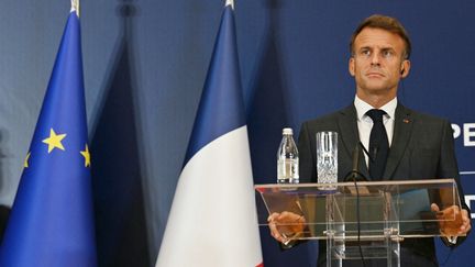 Le président de la République, Emmanuel Macron, le 29 août 2024 à Belgrade (Serbie). (ELVIS BARUKCIC / AFP)