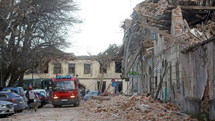 Des travaux de déblaiement et des opérations de sauvetage après le séisme dans la région de Sisak, en Croatie, le 29 décembre 2020. (STRINGER / ANADOLU AGENCY / AFP)