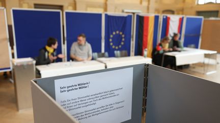 L'un des bureaux de vote où est organisé le référendum d'initiative locale sur la neutralité  carbone, à Berlin (Allemagne), dimanche 26 mars 2023. (JORG CARSTENSEN / DPA)