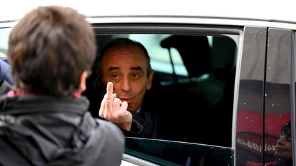 Le geste d'Eric Zemmour à une femme qui l'avait violemment pris à partie lors d'un déplacement du polémiste d'extrême-droite à Marseille le 27 novembre 2021. (NICOLAS TUCAT / AFP)