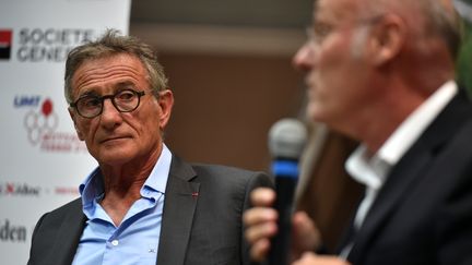 Guy Novès et Bernard Laporte le 1er septembre 2017 à La Bastide-de-Serou (REMY GABALDA / AFP)