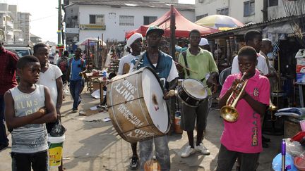 Une fanfare se produit pour No&euml;l &agrave; Monrovia (Liberia), dans un pays ravag&eacute; par Ebola. ( BENOIT TESSIER / REUTERS )