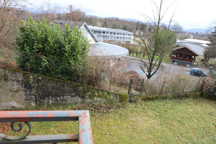 La terrasse de Florence, avec&nbsp;sa vue sur la salle polyvalente de Pont-de-Beauvoisin (Isère), le 5 janvier 2022. (ELOISE BARTOLI / FRANCEINFO)