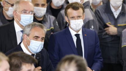 Le président des Hauts-de-France, Xavier Bertrand, et le président de la République, Emmanuel Macron, le 28 juin 2021 à Douai (Nord). (LUDOVIC MARIN / AFP)