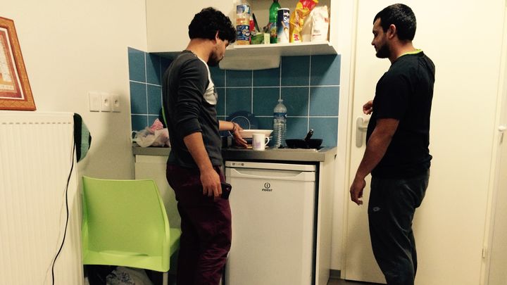 Ahmed (&agrave; gauche) et Kassem (&agrave; droite) discutent en cuisinant. (KOCILA MAKDECHE / FRANCETV INFO)