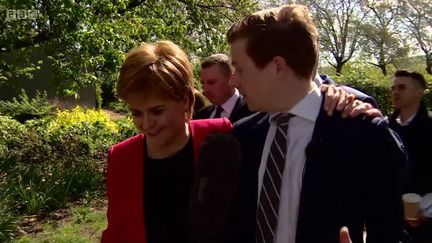 Capture d'écran montrant la Première ministre écossaise&nbsp;Nicola&nbsp;Sturgeon&nbsp;et le journaliste de&nbsp;la chaîne écossaise&nbsp;de la BBC&nbsp;Nick Eardley, le 19 avril 2017 (BBC SCOTLAND NEWS / TWITTER)