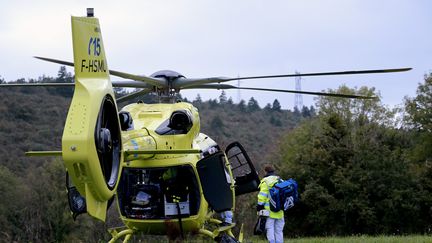 Samedi 23 novembre, un hélicoptère du SAMU venu porter secours à un père et son enfant dans un accident de la route à Saint James (Manche) a heurté un arbre avec ses pales. Image d'illustration. (CATHERINE AULAZ / MAXPPP)