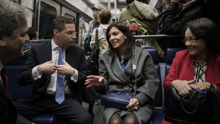 La maire de Paris, Anne Hidalgo, dans le métro parisien, avec Patricia de Lille, maire du Cap (Afrique du Sud), le maire d'Austin (Texas, Etats-Unis) Steve Adler et le maire de Quito (Equateur), Mauricio Rodas, le 22 octobre 2017.&nbsp; (PHILIPPE LOPEZ / AFP)