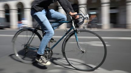 Un cycliste à Paris rue de Rivoli le 4 septembre 2020. (ARNAUD JOURNOIS / PHOTOPQR / LE PARISIEN / MAXPPP)