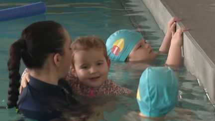 En Bretagne, afin d'éviter les drames des noyades, les plus jeunes sont initiés aux bons réflexes avant même d'apprendre à nager. Un programme anti-noyade leur est ainsi proposé. (FRANCE 2)