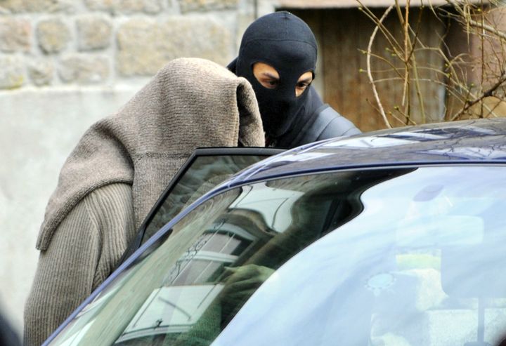 L'une des personnes arrêtées le 11 novembre 2008, à Tarnac (Corrèze). (THIERRY ZOCCOLAN / AFP)