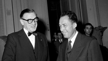 L'écrivain Albert Camus vient d'apprendre qu'il allait recevoir le prix Nobel de litterature de l'ambassadaur suédois en France Ragnard Kumlin. (AFP)