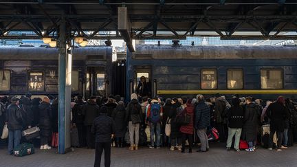 Une foule se presse sur le quai d'une gare de Kiev pour fuir la ville alors que les troupes russes se massent autour de la capitale ukrainienne, le 28 février 2022. (ROMAN PILIPEY / EPA)