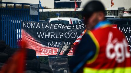 Manifestation de salariés Whirlpool contre la fermeture de leur site à Amiens (Somme), le 25 avril 2017. (DENIS CHARLET / AFP)