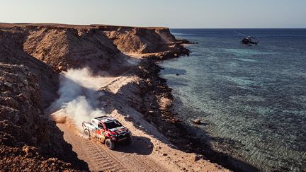 La Toyota de Nasser Al-Attiyah et Matthieu Baumel