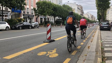 Des cyclistes circulant sur une piste cyclable mise en place pour éviter d'engorger les transports en commun pendant l'épidémie de Covid-19, à Paris, en juin 2020. (AURÉLIEN ACCART / FRANCE-INFO)