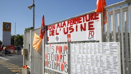 Une banderole contre la fermeture de l'usine Renault de Choisy-le-Roi dans le Val-de-Marne, le 29 mai 2020. (GEOFFROY VAN DER HASSELT / AFP)