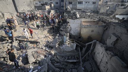 Les habitants de Khan Younès, dans le sud de la Bande de Gaza, constatent les dégâts, après une frappe de l'armée israélienne, le 1er décembre 2023. (MAHMUD HAMS / AFP)