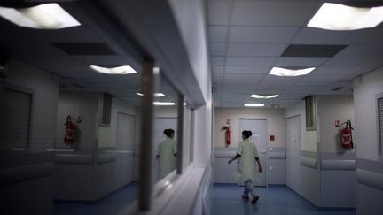 Une infirmière dans un couloir d'un hôpital parisien (photo d'illustration). (JULIEN DE ROSA / AFP)