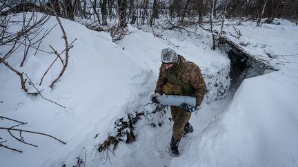 Un soldat ukrainien sur la ligne de front de Bakhmout, dans la région de Donetsk (Ukraine), le 10 janvier 2024. (IGNACIO MARIN / ANADOLU / AFP)