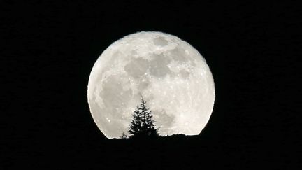 La première "super Lune" de 2018 observée le 2 janvier à Kayseri en Turquie, le 1er janvier 2018.&nbsp; (SERCAN KUCUKSAHIN / ANADOLU AGENCY)