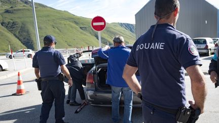 Les douaniers françaises contrôlent des véhicules qui reviennent de l'Andorre, en juillet 2017. (ERIC CABANIS / AFP)