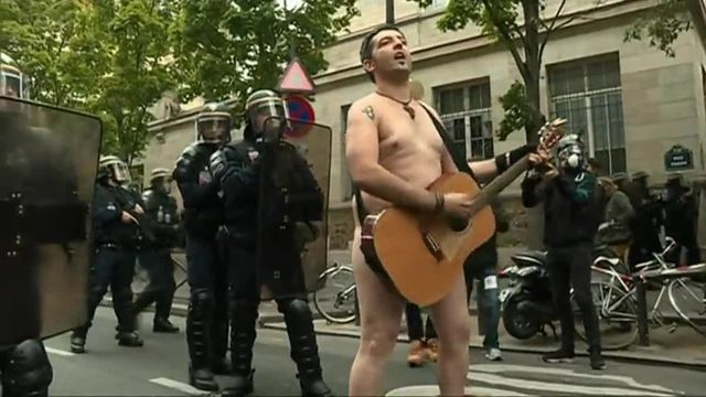 "On lâche rien". Un homme nu défie les policiers dans la manifestation contre la réforme du Code du travail