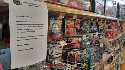 Dans le magasin de jouets La Grande Récré près d'Orléans, la direction prévient qu'il peut manquer certains produits avant Noël, le 26 octobre 2021. (ANNE OGER / FRANCE-BLEU ORLÉANS)