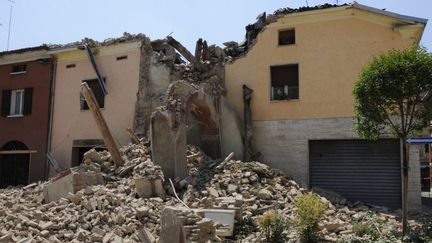 Des b&acirc;timents effondr&eacute;s apr&egrave;s le nouveau s&eacute;isme qui a frapp&eacute; le nord de l'Italie, &agrave;&nbsp;San Felice sul Pannaro, le 29 mai 2012.&nbsp; (GEPPY TOGLIA / AFP)