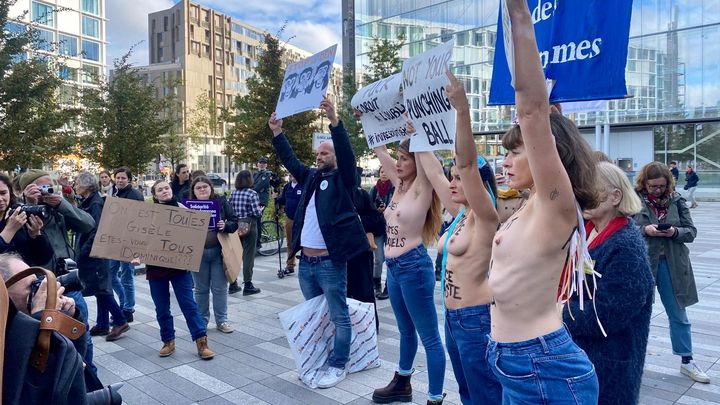 Des femmes du mouvement Femen lors de la manifestation en soutien aux victimes de violences sexuelles et plus particulièrement à Gisèle Pelicot, à Paris, le 19 octobre 2024. (PAOLA GUZZO / RADIOFRANCE)