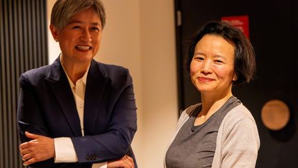 La ministre des Affaires étrangères australienne, Penny Wong (à gauche) et la journaliste Cheng Lei, à son arrivée à Melbourne, le 11 octobre 2023. (SARAH HODGES / AFP)