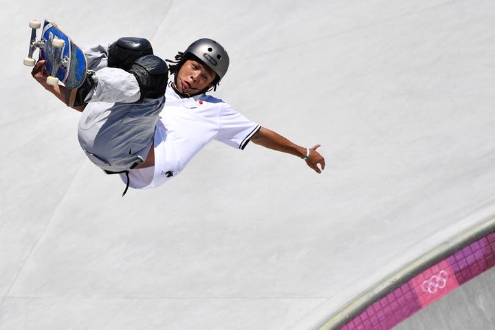 Le Japonais Ayumu Hirano s'est fait éliminer lors des séries du park en skateboard, jeudi 5 août (LOIC VENANCE / AFP)