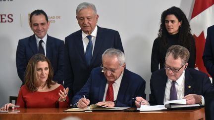 La vice-Première ministre canadienne Chrystia Freeland, le négociateur mexicain Jesus Seade et le représentant américain au Commerce Robert Lighthizer signent le nouvel accord commercial nord-américain, le 10 décembre 2019, à Mexico. (RODRIGO ARANGUA / AFP)