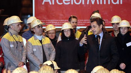 Nicolas Sarkozy, le 4 f&eacute;vrier 2008, lors de sa premi&egrave;re visite &agrave; l'aci&eacute;rie de Gandrange (Moselle). (FREDERICK FLORIN / AFP)