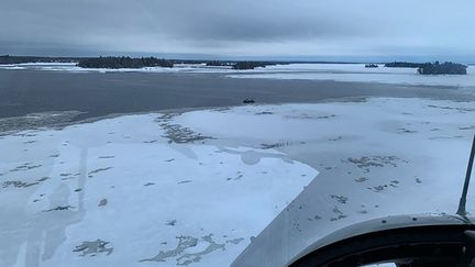 Photo prise mercredi 22 janvier 2020 depuis un hélicoptère survolant le lac Saint-Jean, situé à environ 200 km au nord de la ville de Québec (Canada). La veille, un accident de motoneige a coûté la vie à un Québécois, et fait cinq disparus français. (SURETE DU QUEBEC / AFP)