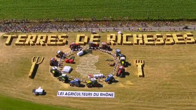 &nbsp; (La fresque réalisée par les agriculteurs du Rhône © Capture d'écran France TV)