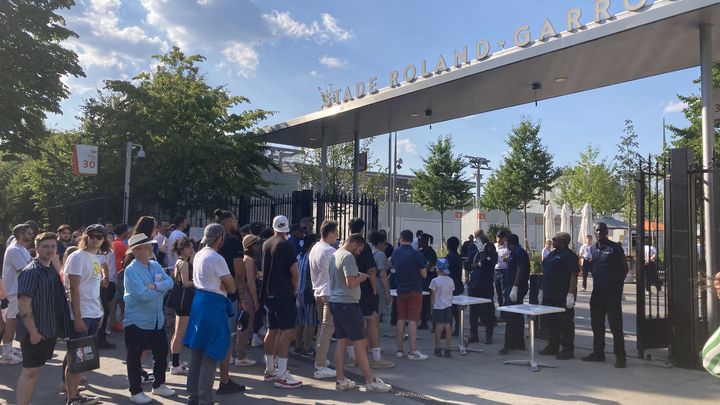 Les portes de Roland-Garros ont rouvert jeudi 15 juin 2023, mais pour une rencontre de basketball. (Franceinfo: sport)