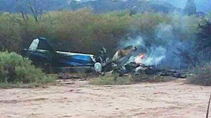 Les &eacute;paves des h&eacute;licopt&egrave;res dans lesquels ont p&eacute;ri 10 personnes, le 9 mars 2015 pr&egrave;s de Villa Castelli (Argentine). (FENIX / SIPA)