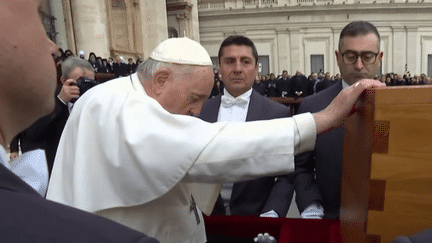 Les obsèques de l’ancien pape Benoit XVI avaient lieu dans la matinée du 5 janvier au Vatican, sur la place Saint-Pierre. Des dizaines de milliers de fidèles étaient présents pour lui rendre un dernier hommage. (France 2)