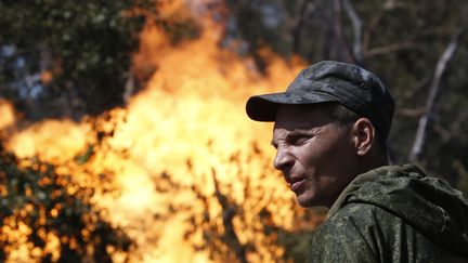  (Un séparatiste prorusse, après une explosion à Dontesk le 15 août. © REUTERS / Sergei Karpukhin)