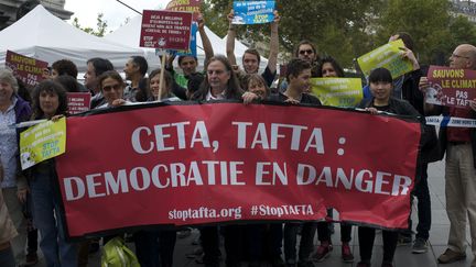 Des manifestants contre le Tafta, le 25 septembre 2015 à Paris. L'arbitrage privé est l'un des principaux points controversés de ce traité de libre-échange. (PATRICE PIERROT / CITIZENSIDE.COM / AFP)