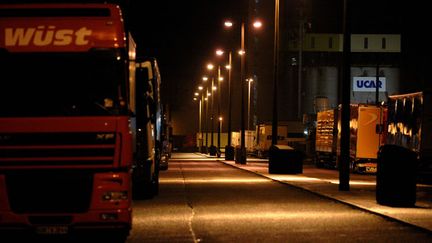 &nbsp; (Les trafiquants s'attaquaient aux camions pendant les temps de repos de leurs chauffeurs © Maxppp)