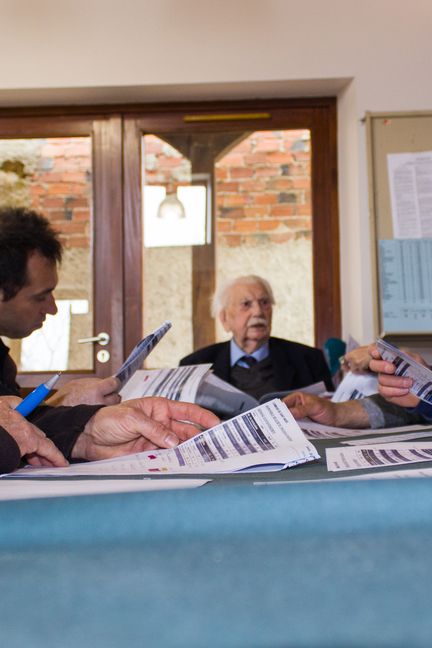 Le maire, Jean de Galard, entouré des membres du conseil municipal,&nbsp;dans la mairie de Saint-André, dimanche 14 avril 2019. (GUILLEMETTE JEANNOT / FRANCEINFO)