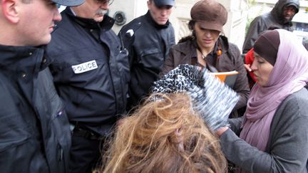 Fatima Afif (&agrave; droite), licenci&eacute;e d'une cr&egrave;che priv&eacute;e des Yvelines car elle refusait d'enlever son voile, le 8 novembre 2010 lors du proc&egrave;s aux prud'hommes. (YVES FOSSEY / AFP)