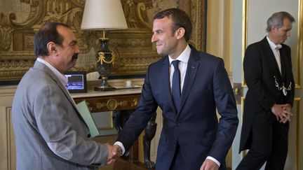 Philippe Martinez (à gauche) et&nbsp;Emmanuel Macron à l'Elysée, le 23 mai 2017. (MICHEL EULER / POOL / AFP)