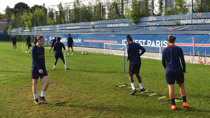 Les joueuses du centre de formation du PSG, à l'entraînement, au centre Ooredoo, le 10 octobre 2023. (Hortense Leblanc)