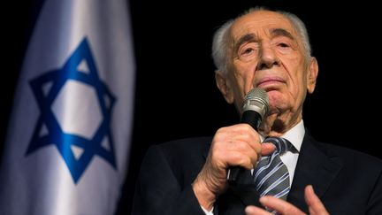 Shimon Peres le 6 juillet 2014 à Sderot (Israël), lors d'une conférence de presse. (AMIR COHEN / REUTERS)