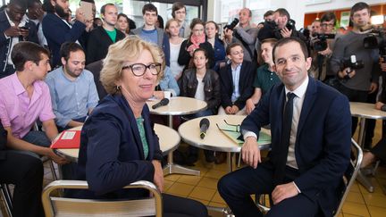  (Le ministre de l'Education, Benoît Hamon, et la secrétaire d'Etat de l'enseignement supérieur, Geneviève Fioraso, sur le campus de l'université Paris 13, à Bobigny. © MaxPPP)